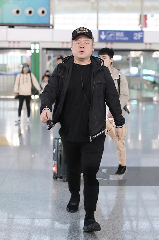 德云"一哥"岳云鹏,黑色休闲夹克穿出90年代感,最真实的他