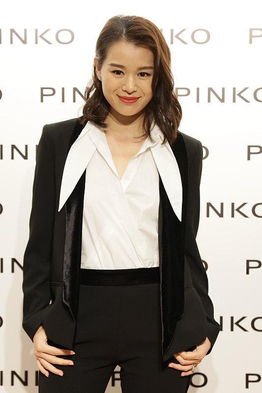 辣妈胡杏儿黑西装 白衬衫攻气十足, 双手插袋凹造型超有范