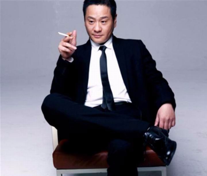 为娶小8岁新欢娇妻,离婚净身出户,现前任红得发紫他却事业平平