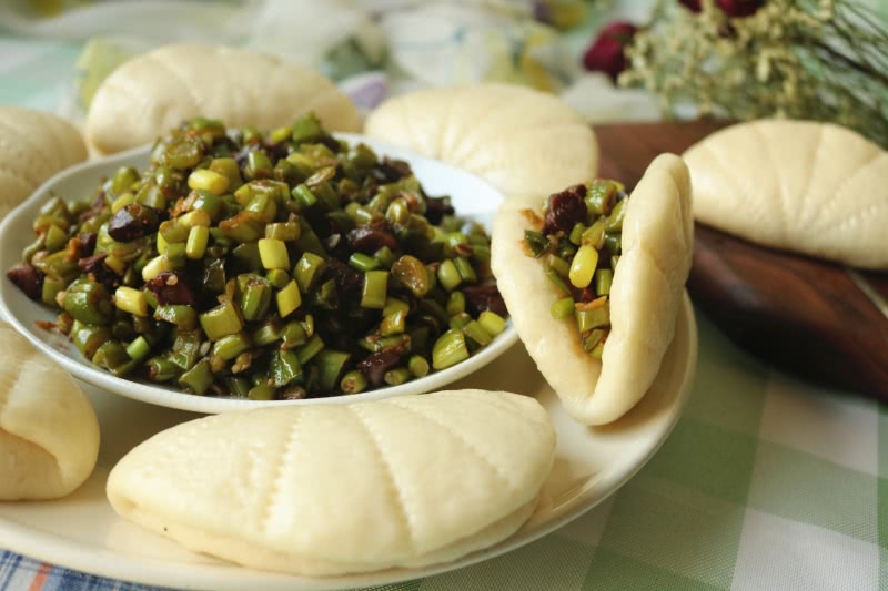 周围摆着白白胖胖的荷叶饼,中间是炒的碎碎的菜丁,香辣可口,根据自己