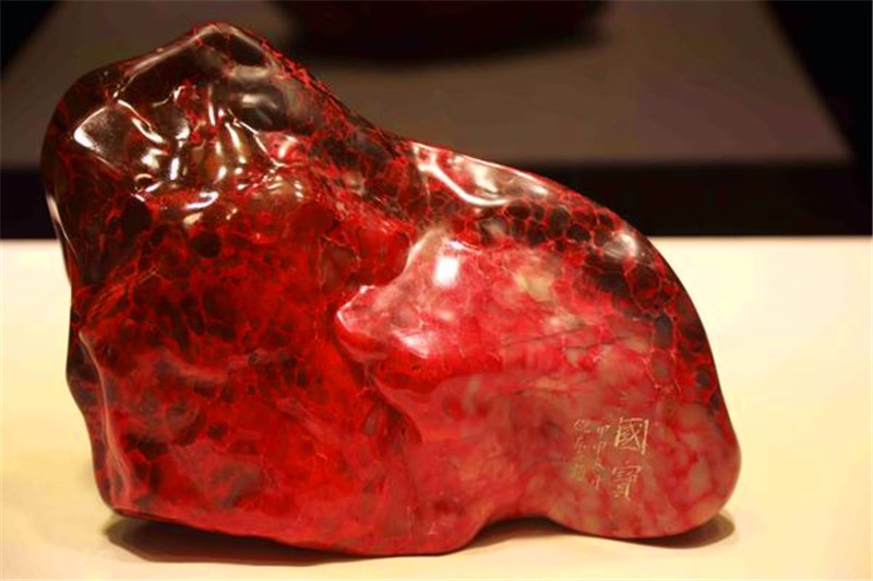 我国独有的一种珍贵宝石,石质鲜红似鸡血,素有"国石"的美誉