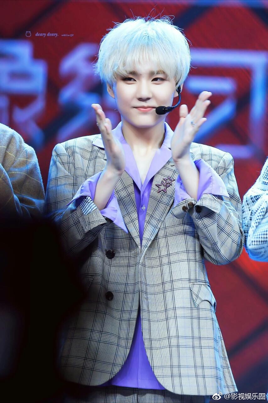 李权哲唱跳俱佳,舞台上是认真帅气的盐仓鼠,舞台下是可爱的甜仓鼠