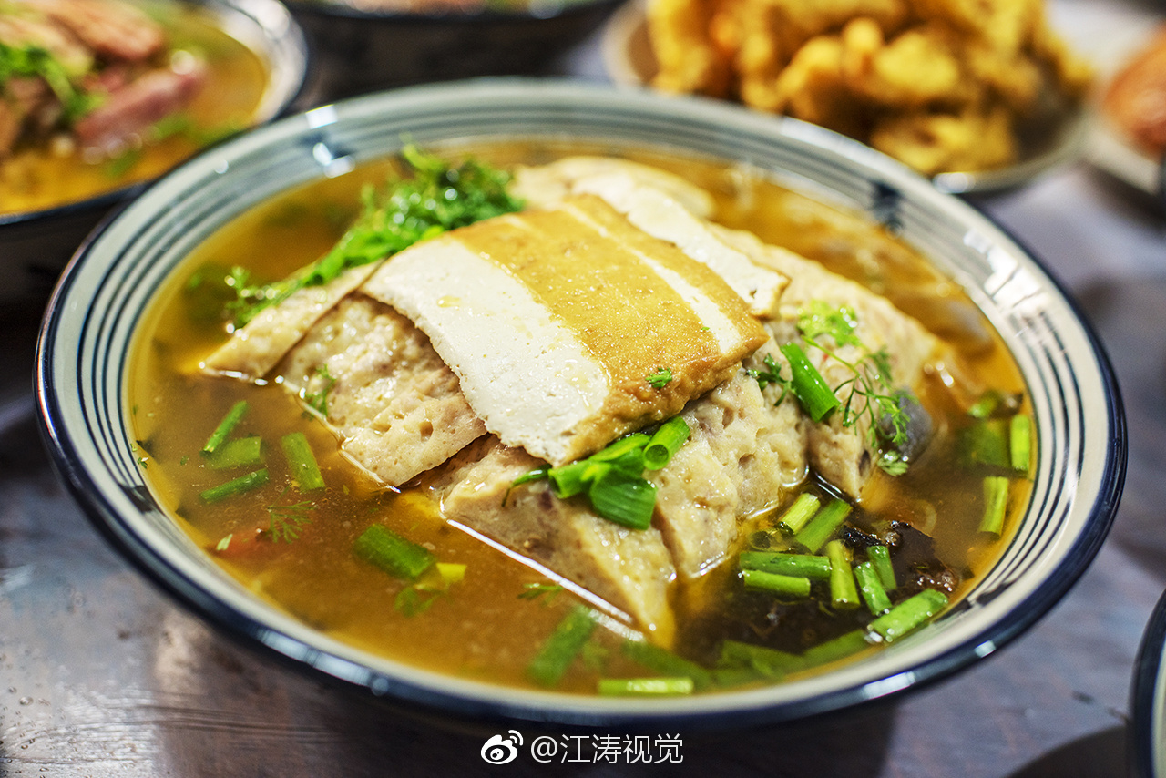 用料讲究,出品扎实,8个人一桌,一桌"十大碗","品鸡鱼扣酥籴跎,海带