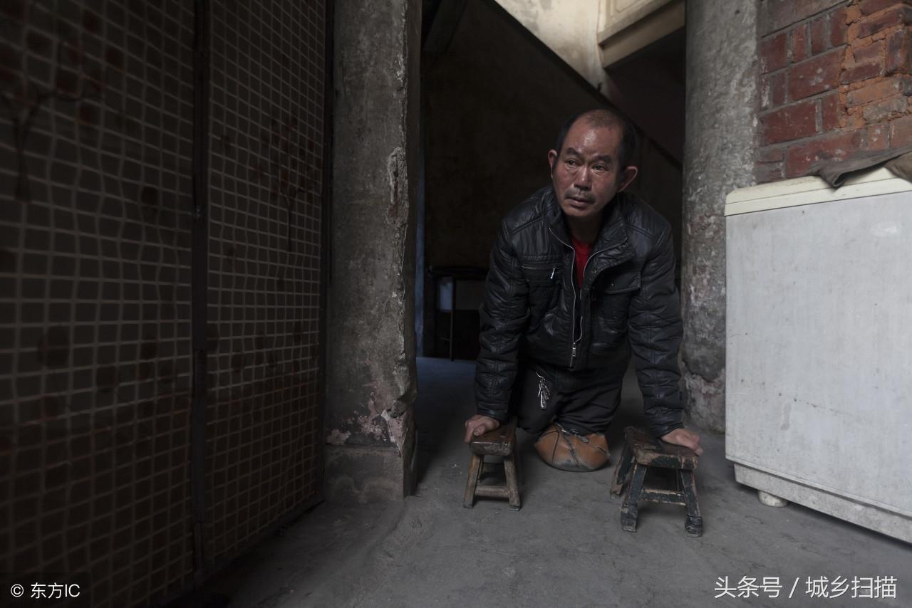 板凳走路双手谋生, 58岁无腿民工靠一门手艺养家20年, 结局很暖心