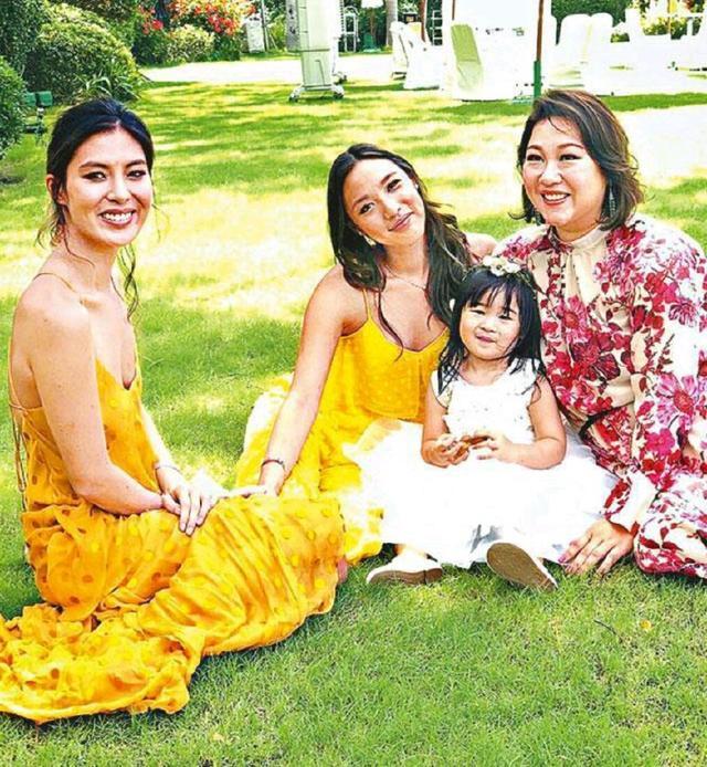 其实,曾文豪的女儿与李美慧虽然年纪差不多,但实际上要大一些.