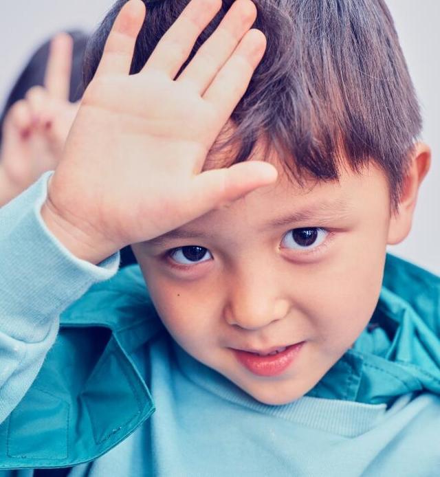 穿毛裤嘟嘴卖萌,这妆容太洋气了!