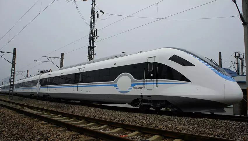 车辆使用crh6f-a型动车组,每列4编组,坐席载客量244人,额定载客量663