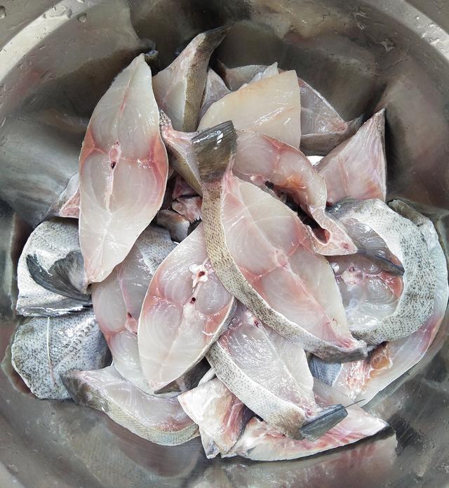 香煎黑鲳鱼,鱼肉鲜嫩入味,还带有肉汁