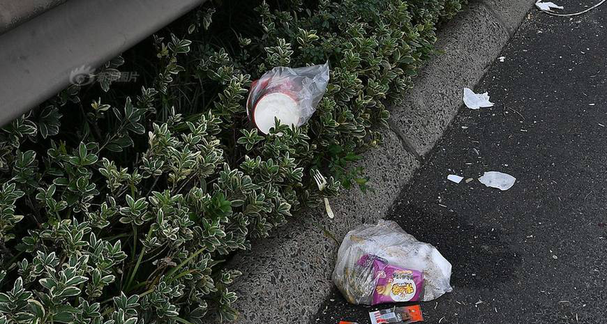 高速堵一路垃圾丢一路遍地烟盒方便面盒