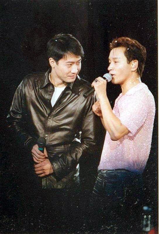 古巨基每次唱他的歌都会哭到奔溃|古巨基|黎明|张国荣_新浪新闻