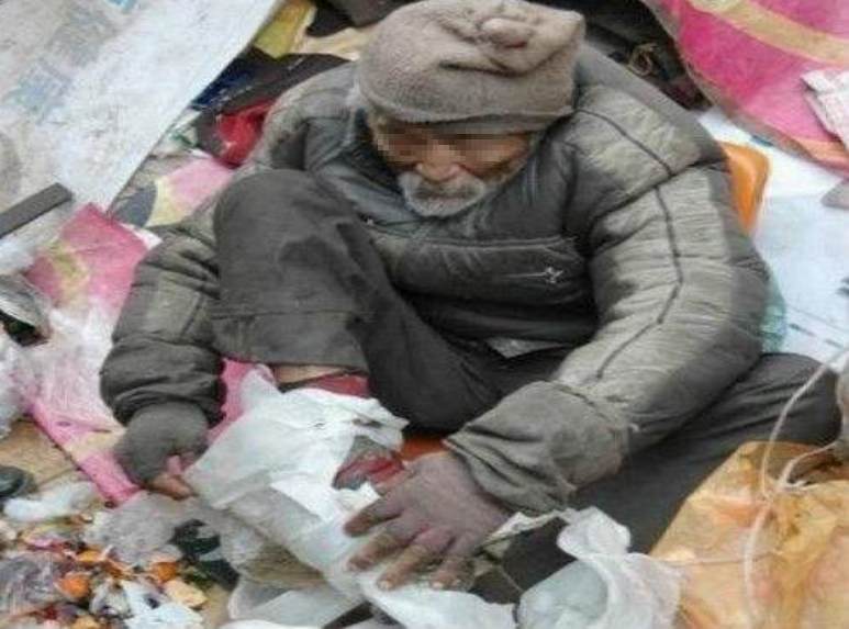 乞丐捡到钱归还失主,对方说缺一万,乞丐掀起衣服,男人羞愧落泪