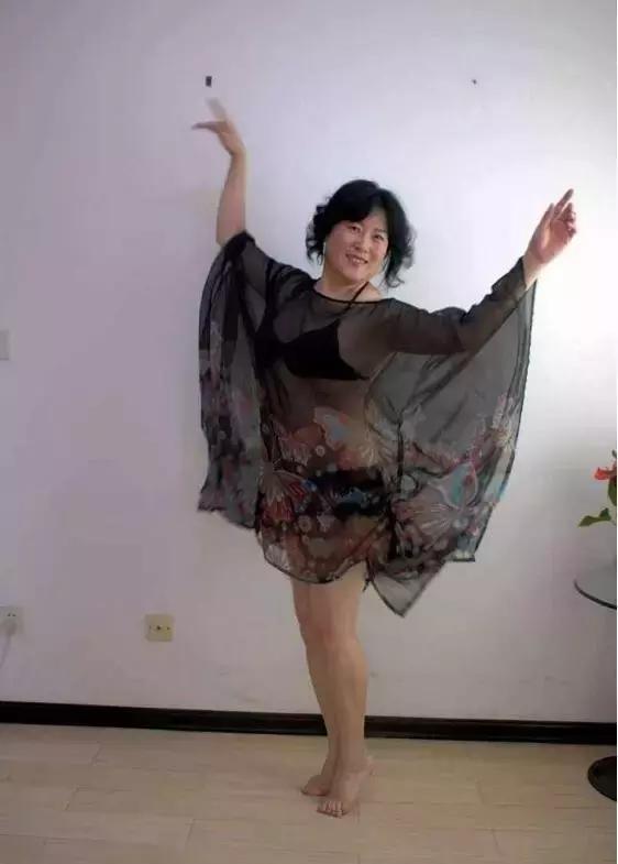 大妈们拍起照来,姿势如同下凡的小仙女,哈哈哈