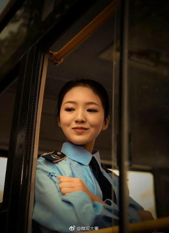 实拍:西安最美公交女司机,网友围观求车牌号|西安|美女|小姐姐_新浪