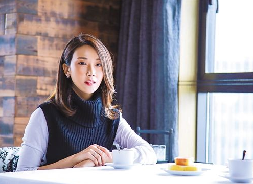 笑眼甜甜菅纫姿一双笑眼魅力四射这次出演堪称本色出演校花