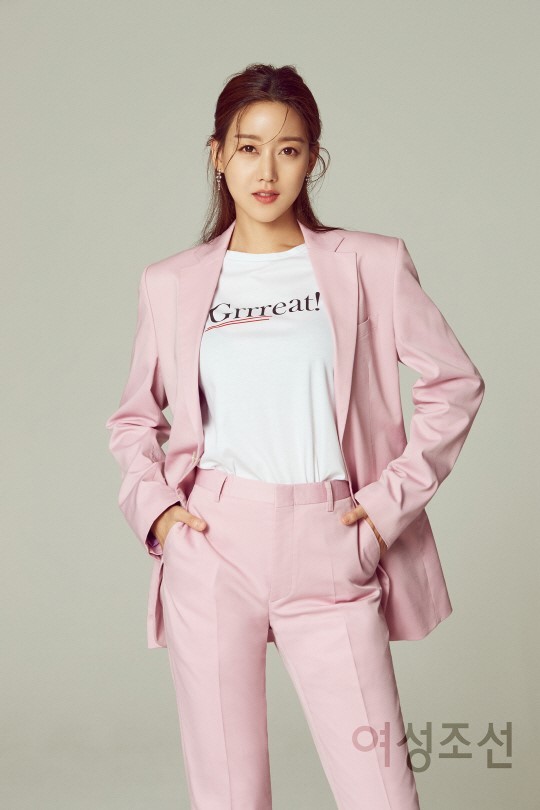 韩国女艺人吴胜雅拍女性杂志时装写真