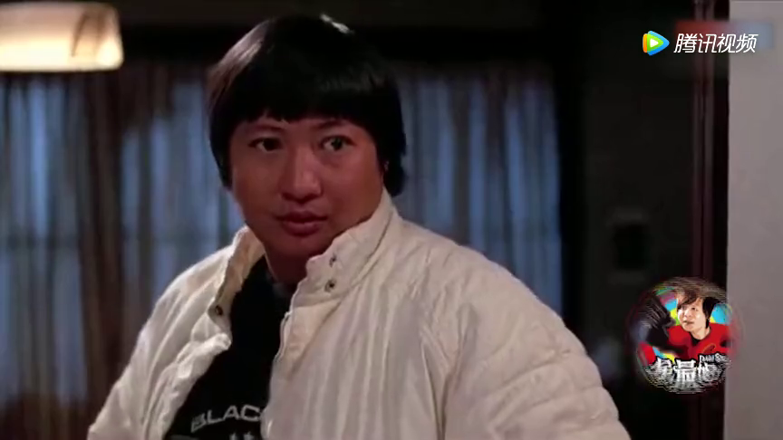 洪金宝留经典蘑菇头现身引唏嘘,不坐轮椅的他表情痛苦