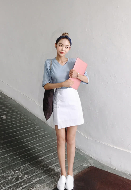 搭配一件一片式白色半身短裙,简洁的无色系搭配,与夏天的多彩形成鲜