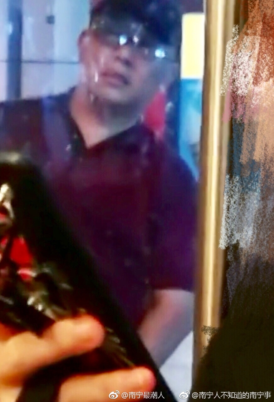 为老不尊!网曝南宁奶茶街一老头明目张胆对女生露下体