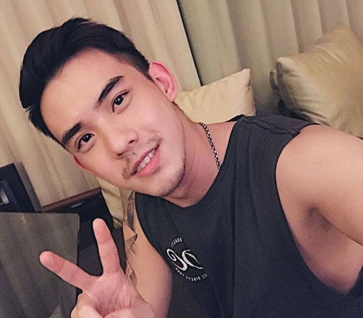 笑容很暖有点小胡子的邻家男孩