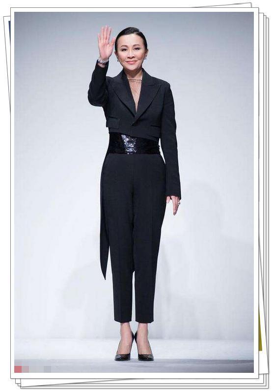 刘嘉玲一袭吊带裙出席活动,美到窒息,简直让广大网友叹为观止了