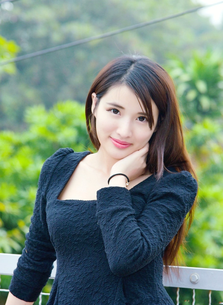 周末里随拍外景下的清甜可爱姑娘