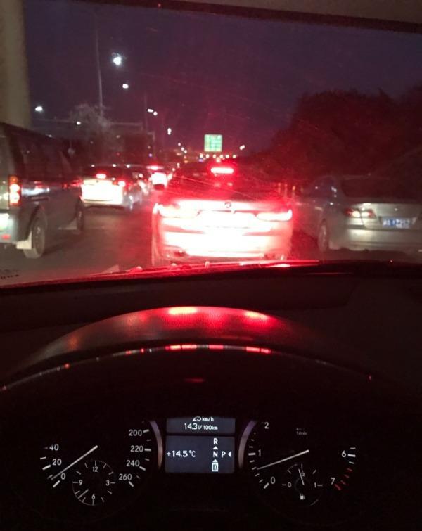 夜间开车前面停了辆奥迪车灯把我亮的睁不开眼