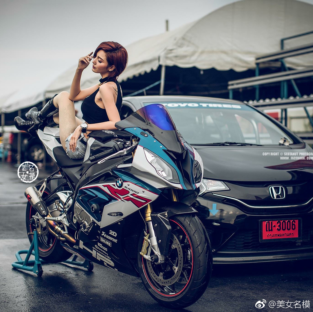 喜欢玩车的女生当然很热辣
