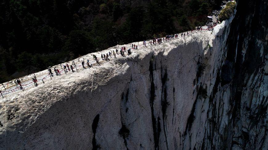 老外想挑战长空栈道结果来到华山看了一眼双腿都发软了