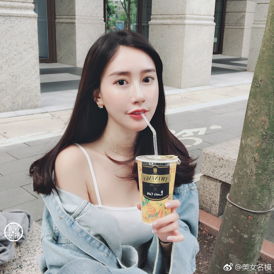 谁不喜欢喝奶茶的美女呢