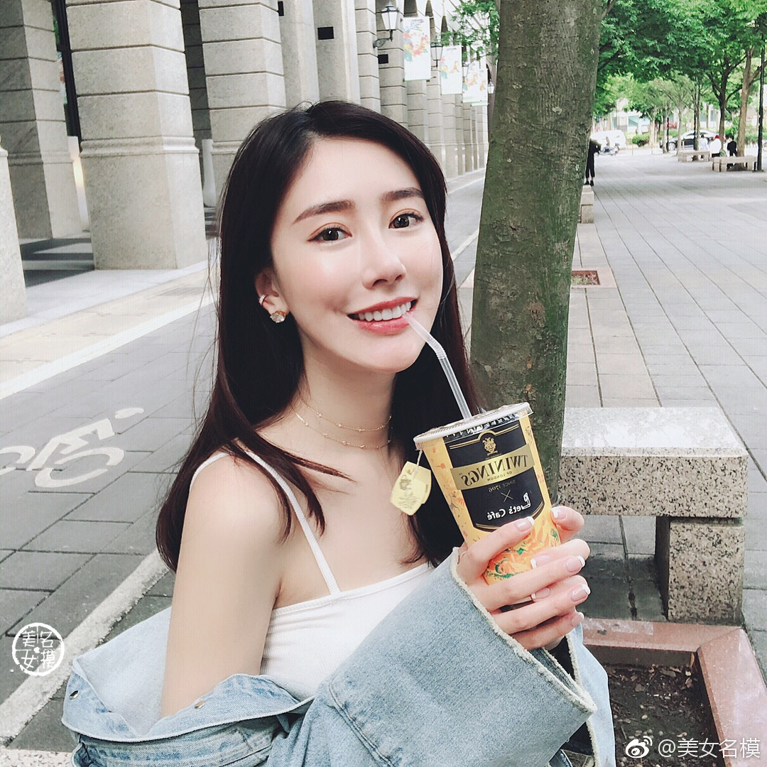 谁不喜欢喝奶茶的美女呢