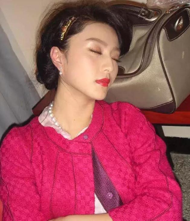 明星睡姿大曝光:颖宝站着睡,朱一龙像王子,吴昕睡觉像练功!