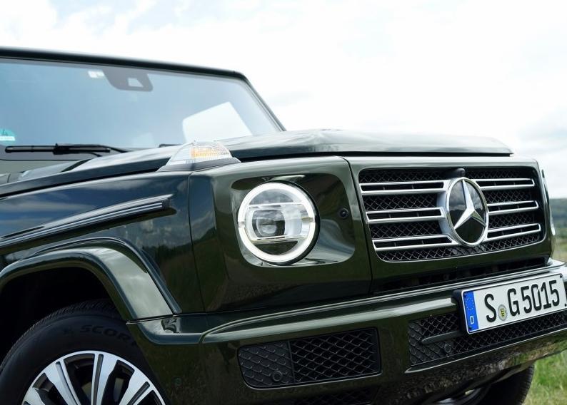 盒子设计,前脸的进气格栅由三根镀铬饰条进行装饰,中间超大的车标logo