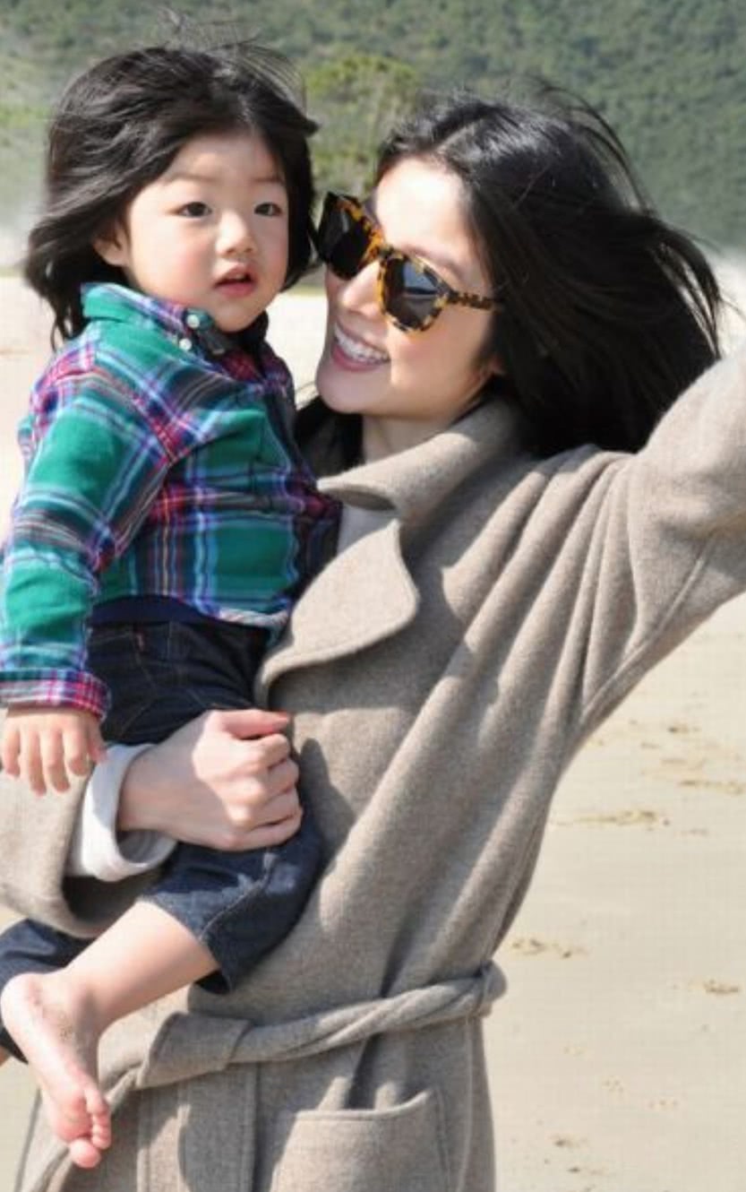 陈慧琳两个儿子放学被拍,虾饺仔变胖神情警惕,小龙包爱笑像妈妈