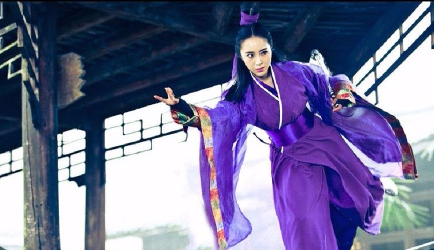 昔日名震江湖的铁掌水上漂有个妹妹,她嫁给了薄情寡义的绝情谷主,因为