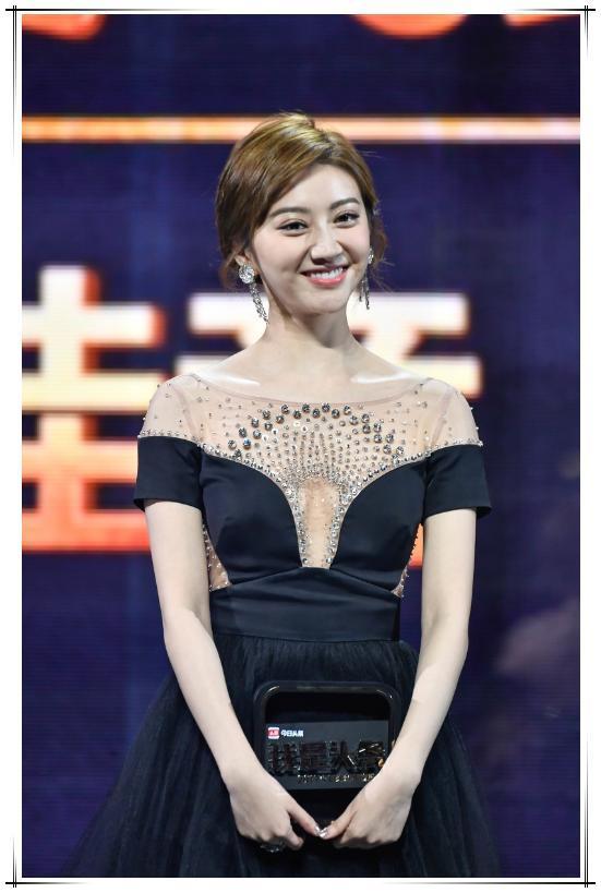 景甜这深v裙穿的真尴尬!小肚子都出来了,网友:厉害了张继科!