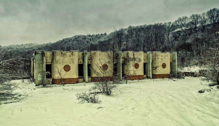 探秘废弃的前苏联建筑群虽然破败不堪但仍透着昔日繁华