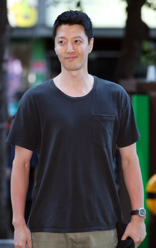 李东健出席新剧终映宴,网友,好好的帅大叔怎么有点颓废|李东健|韩国