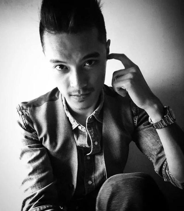 翻查相关资料得知,原来黎振烨曾经用"黎柏麟"和"黎柏伦"两个艺名在入