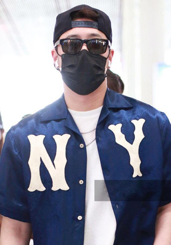 潘玮柏穿牛仔衬衫下搭破洞牛仔裤现身机场反戴棒球帽好酷