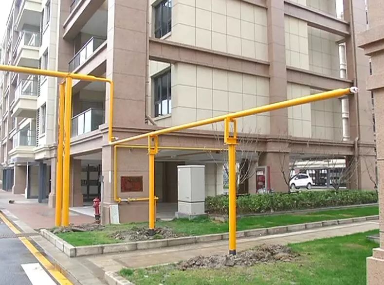 这个小区真奇葩!燃气管道空中架,"新设计"让业主大呼吃不消.