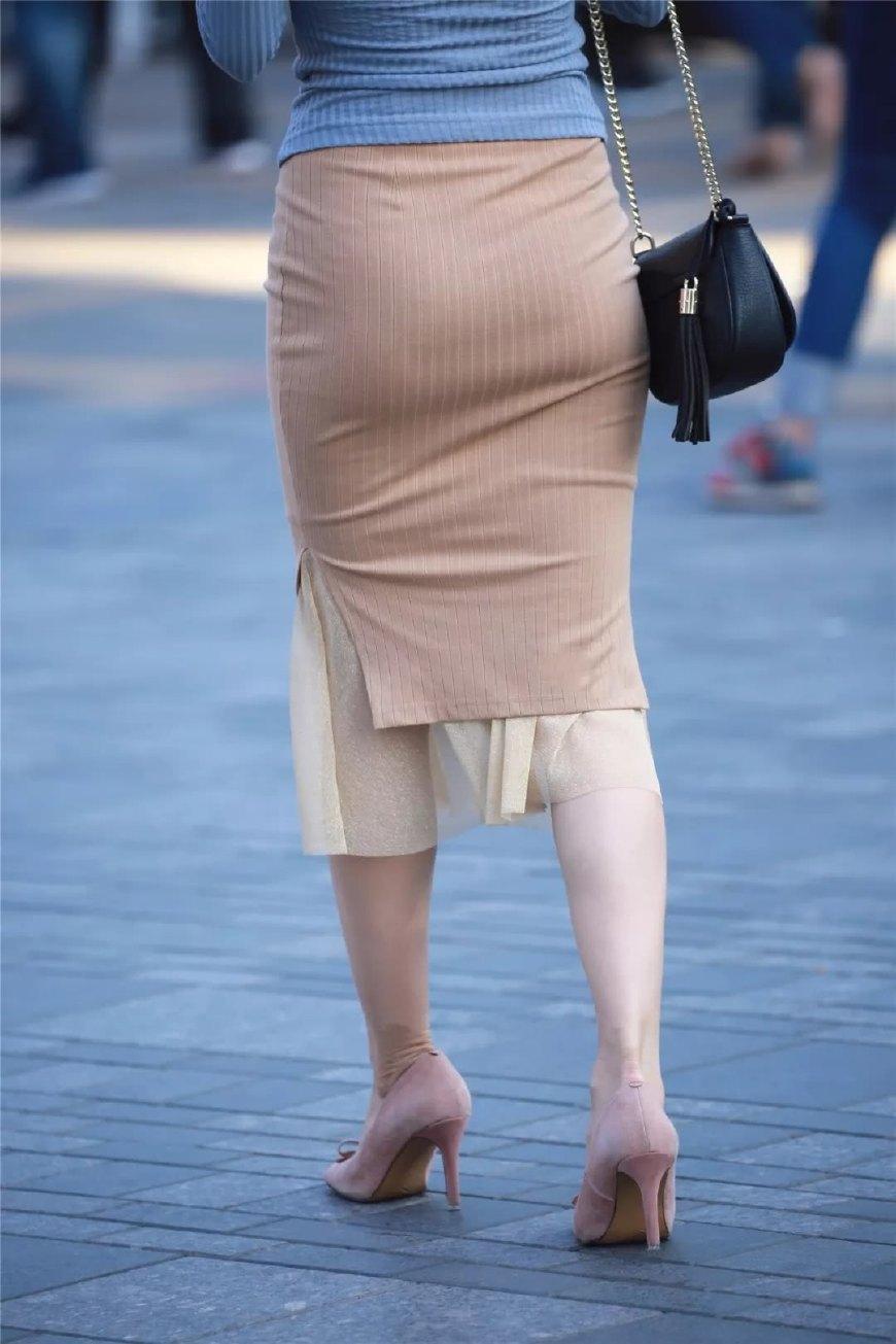 身材成熟风韵的时尚小姐姐裹臀裙搭配紧身衣秀出凹凸好身材