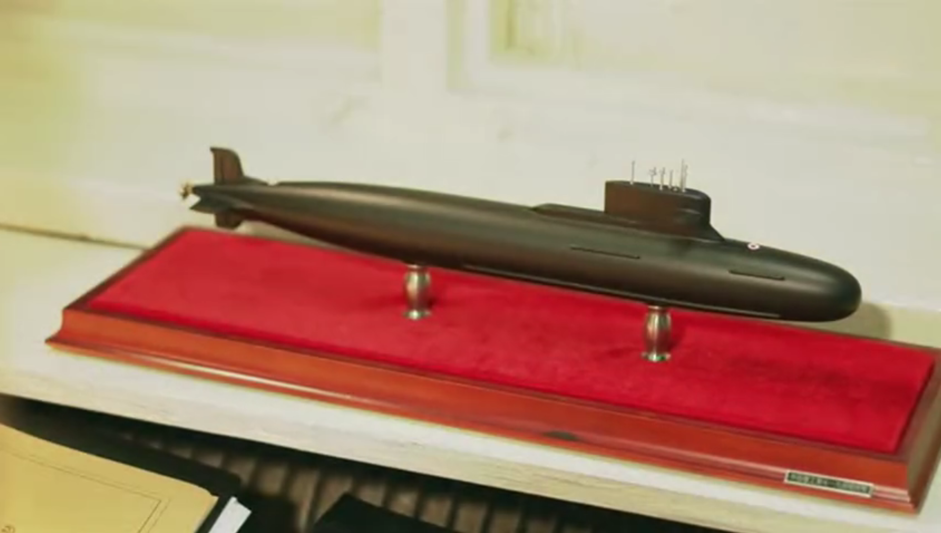 片中首度曝光了国产新一代攻击型核潜艇093b型全身模型,这让不少网友