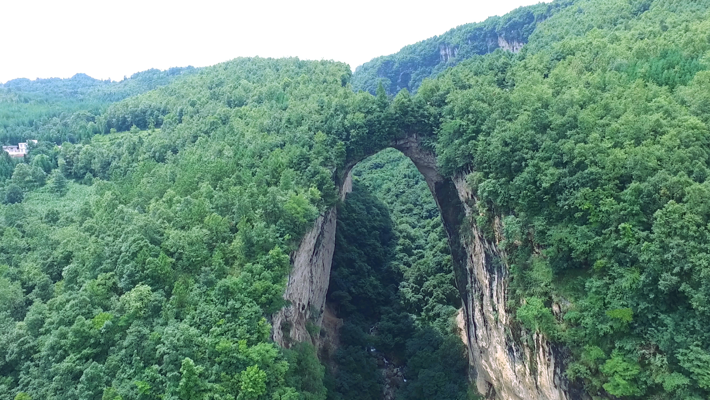 贵州大山里一天然形成的大桥,有135米高,穿过