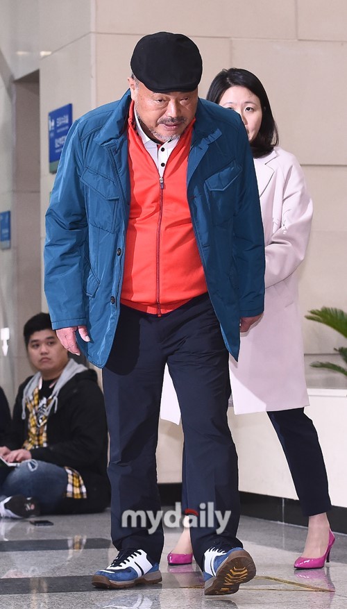 韩国歌手金兴国涉嫌性侵到警署接受调查