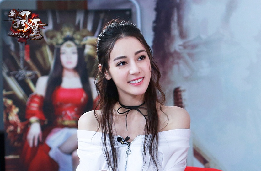 21岁关晓彤和26岁热巴同时撞衫,一个美如女神,一个却像路人!