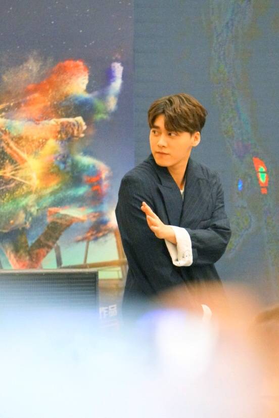 李易峰重庆动物世界见面会峰峰热情的和粉丝打招呼超级暖心