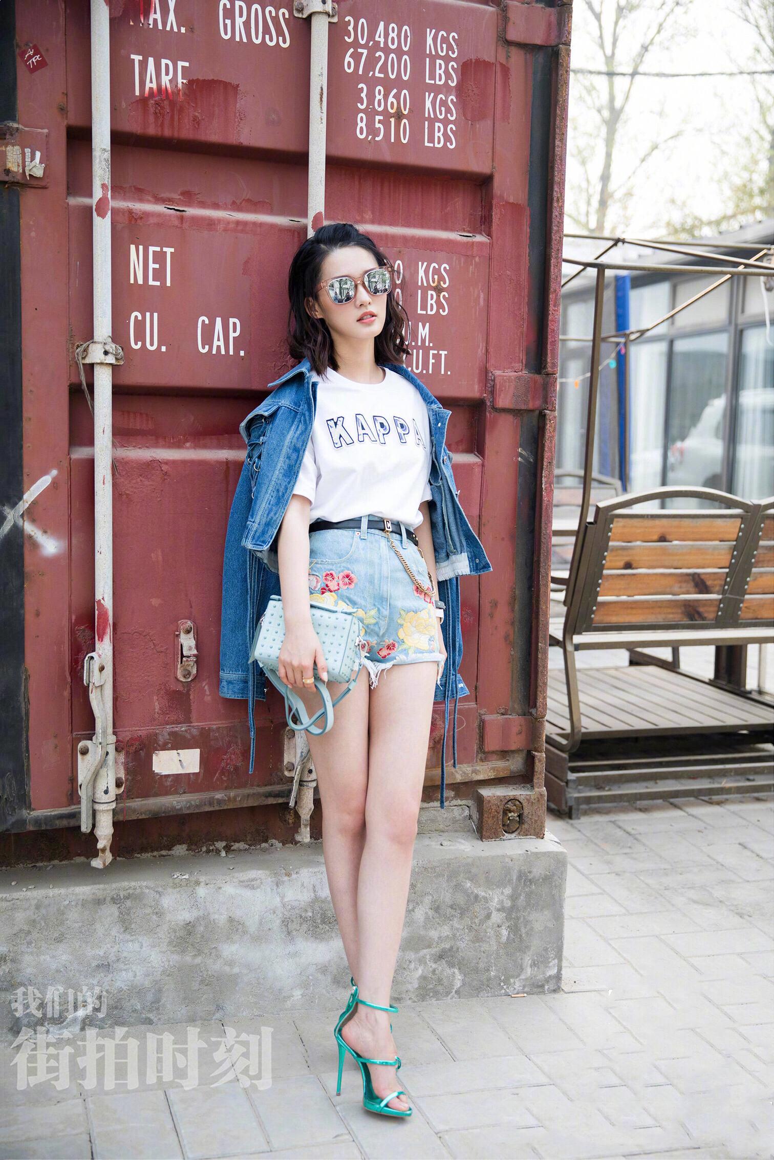 李沁一组绝美大片,身着牛仔外套搭配印花短裤,大长腿笔直