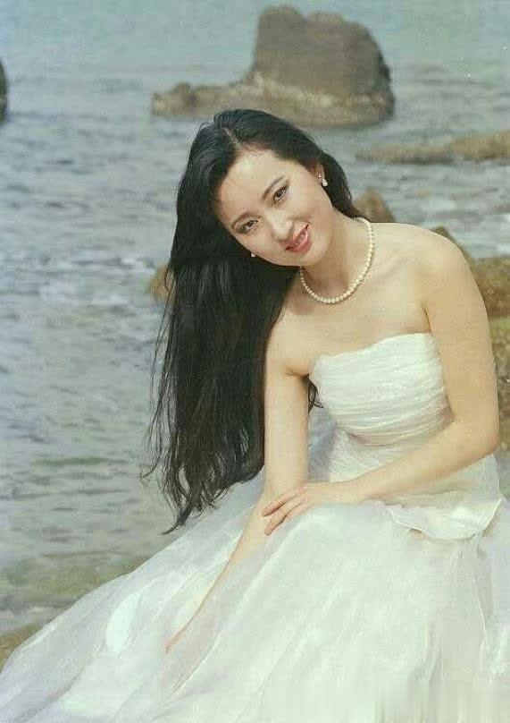 陈晓旭的罕见裙装照,穿碎花裙很少女,穿婚纱最美