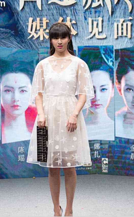 小彩旗出席某活动,胖成这样还穿白色,也没有人管管?