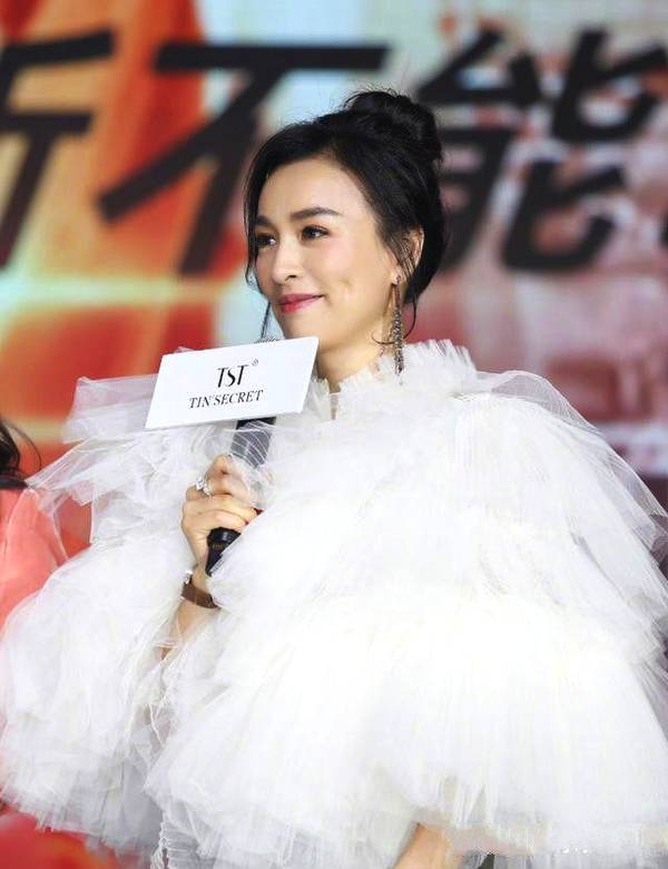 同时身穿白色薄纱上衣,浮夸的做工,看起来十分博眼球,张庭也是费心了